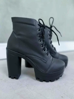 Bota Tratorada de Salto Preta