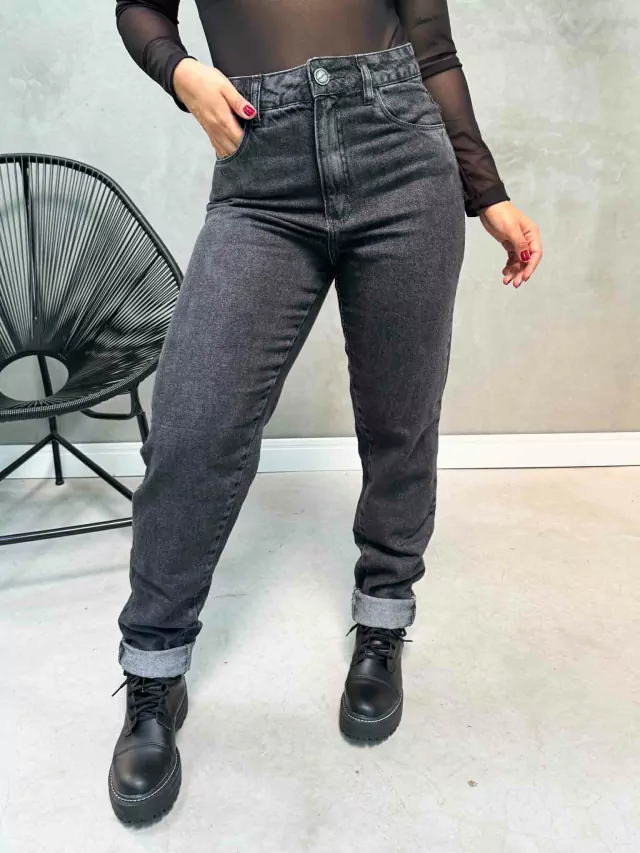 Calça Jeans Mom Preta Estonada