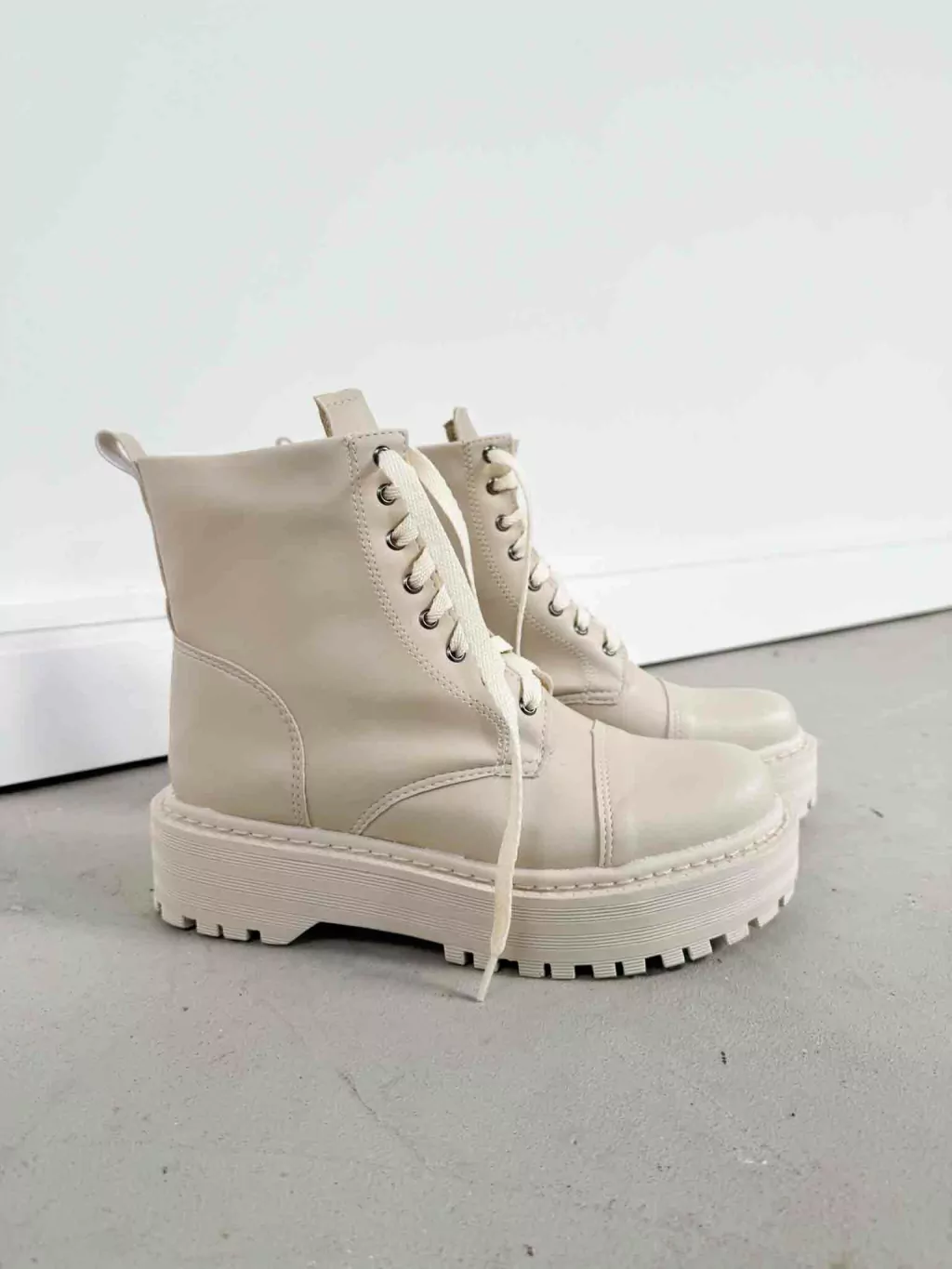 Coturno Tradicional Off White Feminino