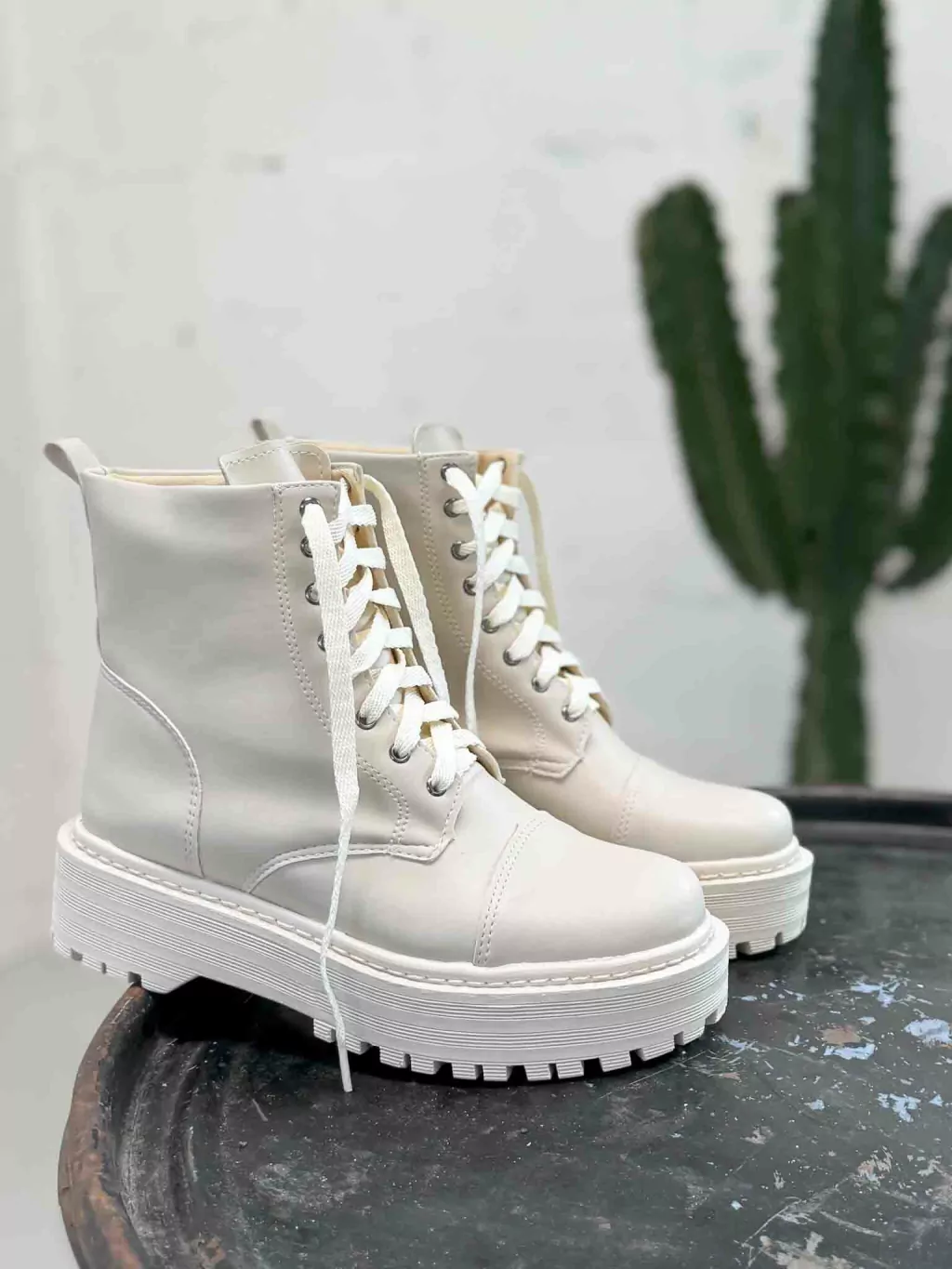 Coturno Tradicional Off White Feminino