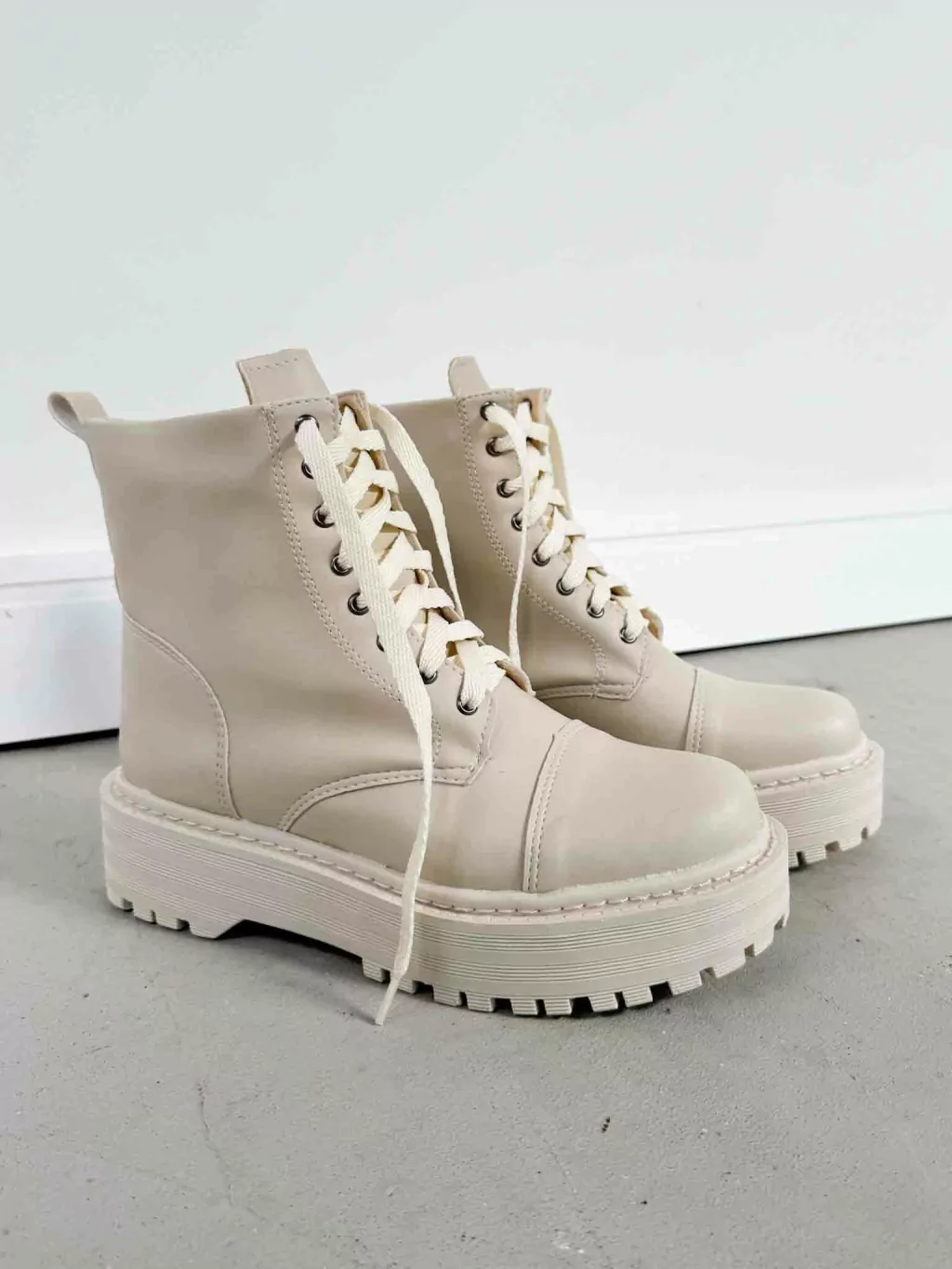 Coturno Tradicional Off White Feminino