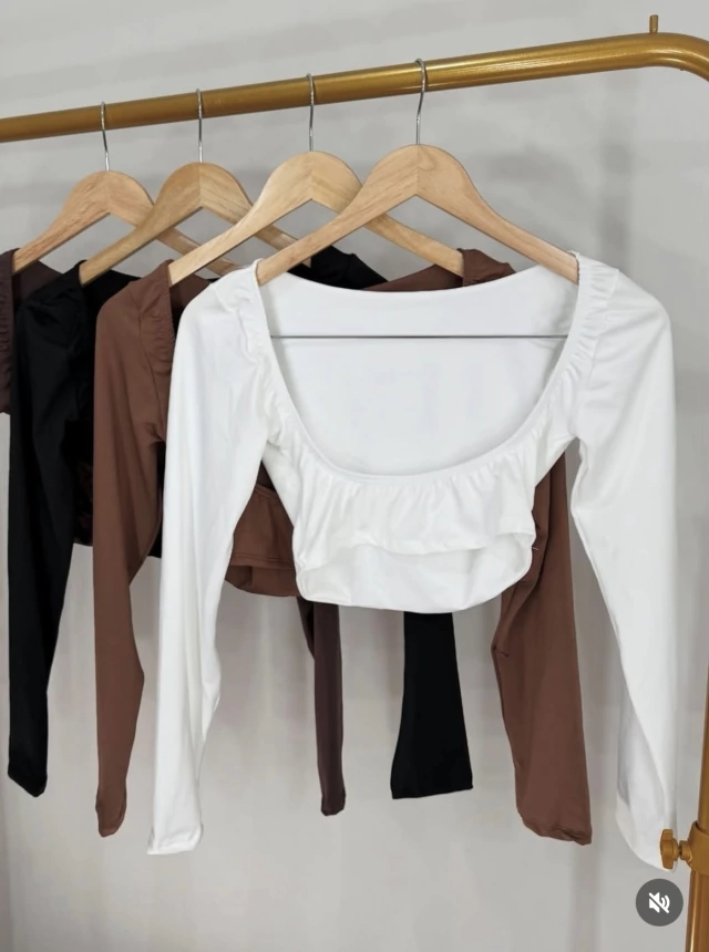 Cropped Manga Longa Decote Costas