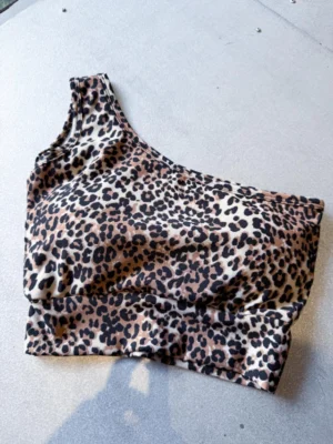 Cropped Um Ombro Só com Bojo