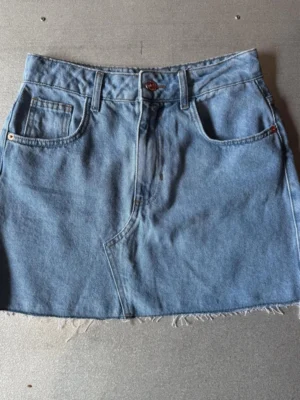 Saia Jeans Barra a Fio Jeans Claro