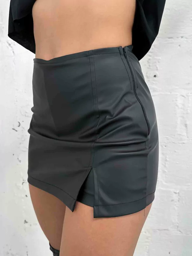 Short Saia de Corino Liso com Fenda