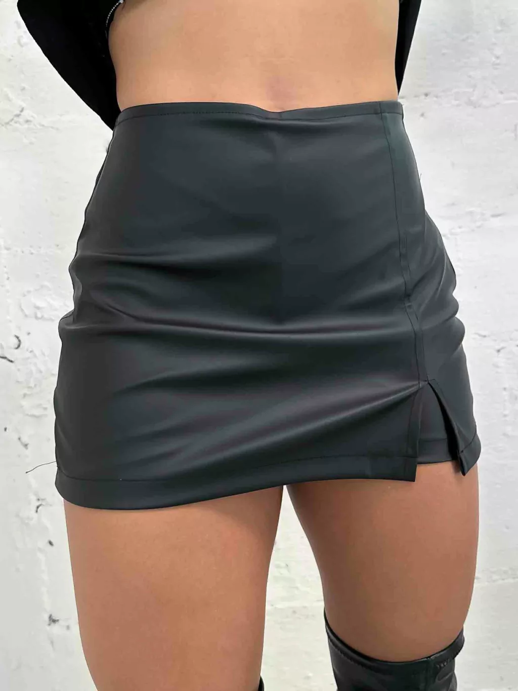 Short Saia de Corino Liso com Fenda