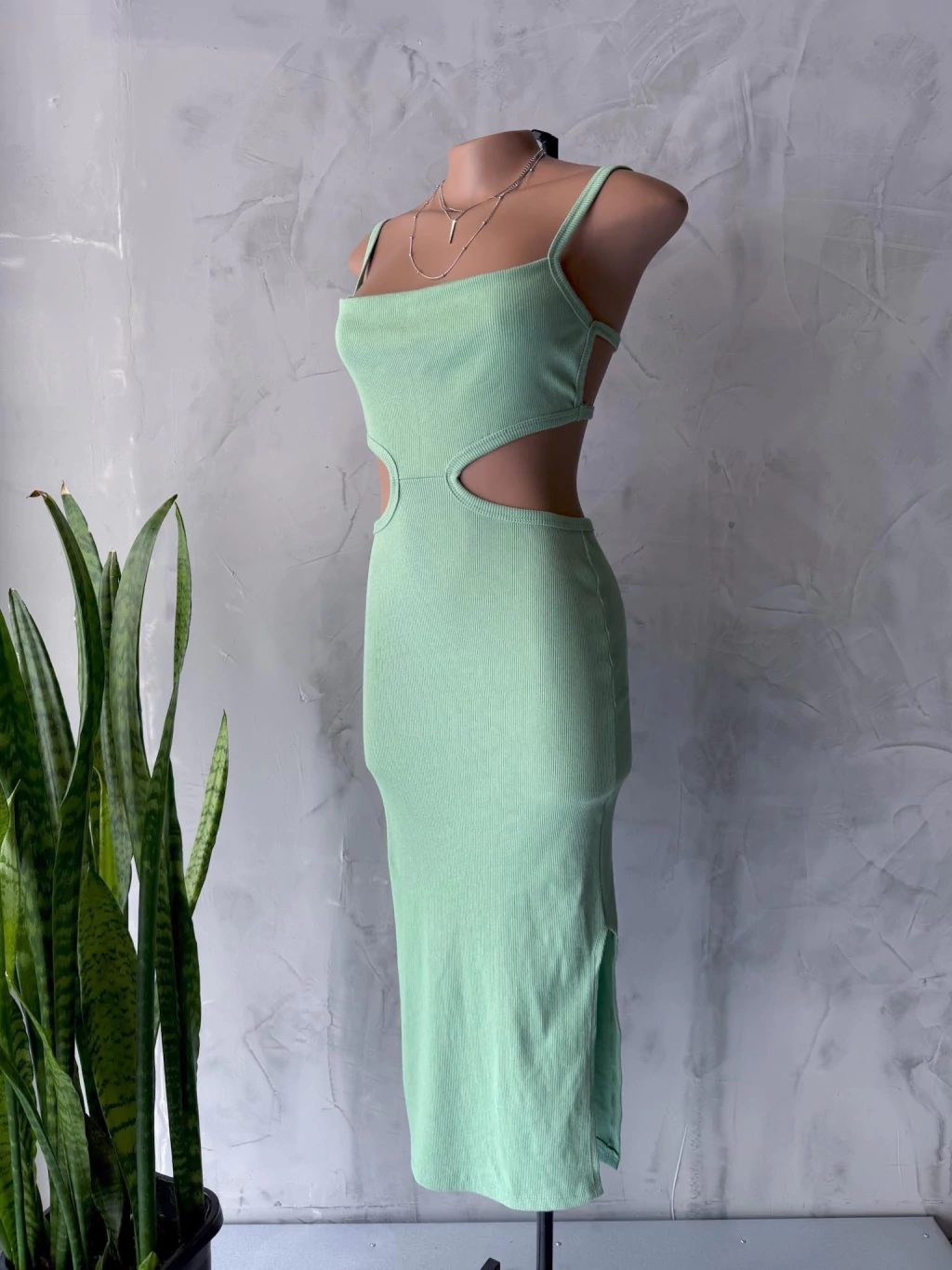 Vestido Midi Canelado com Recorte