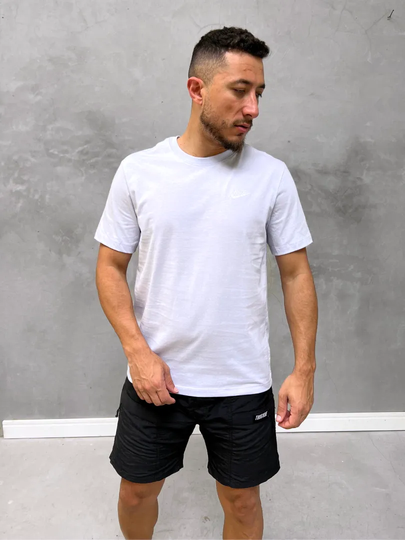 Camiseta Nike Básica Tee Bordado lilas