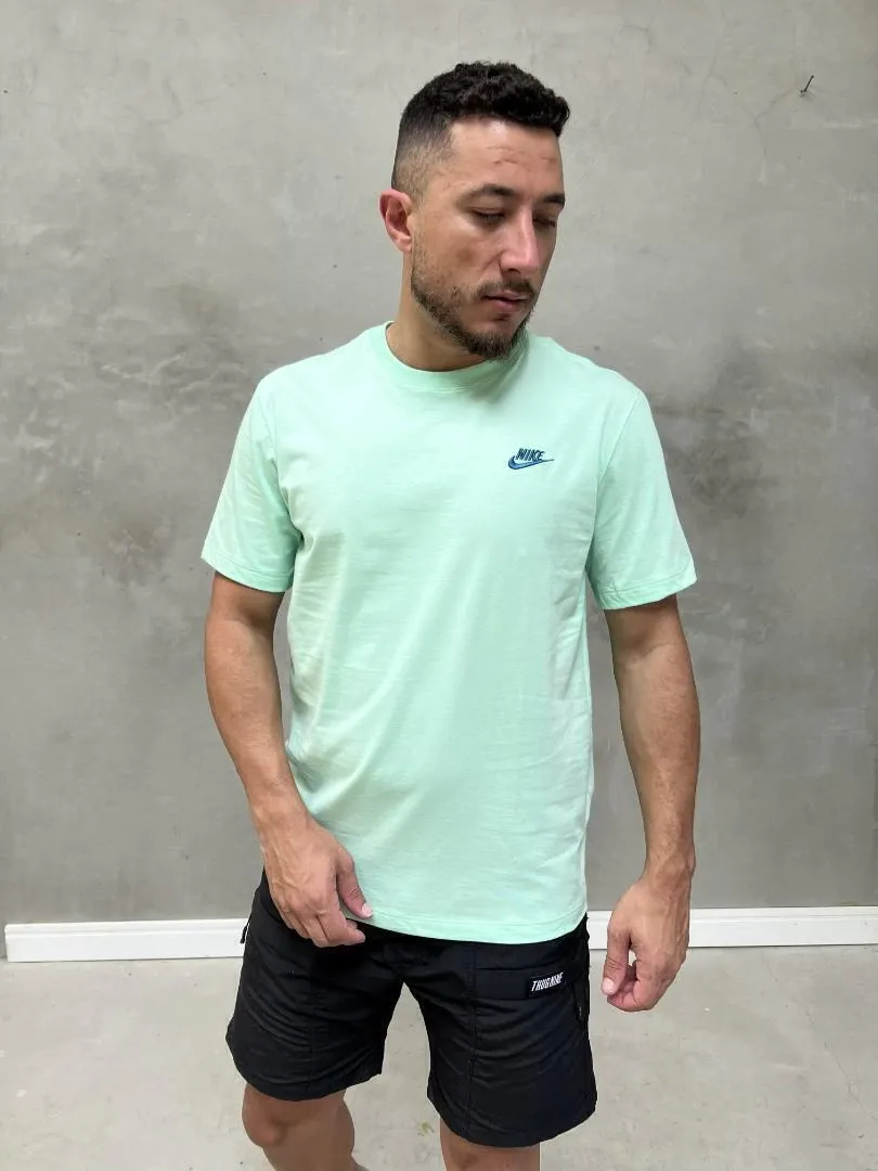 Camiseta Nike Básica Tee Bordado verde