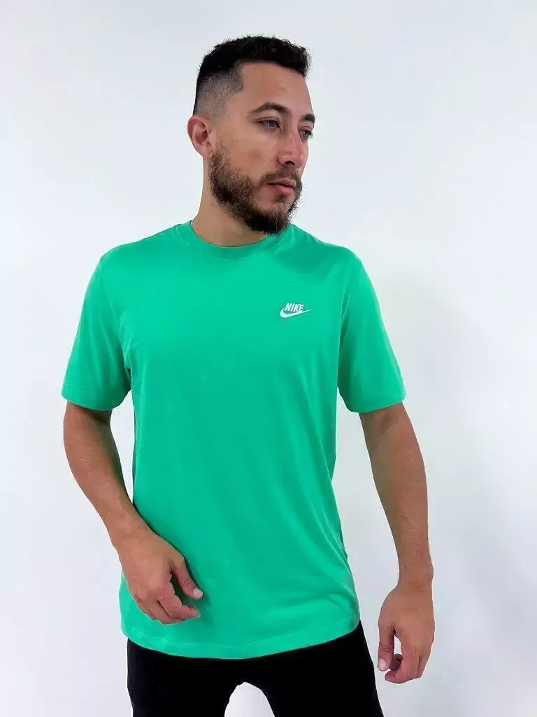 Camiseta Nike Básica Tee Bordado verde