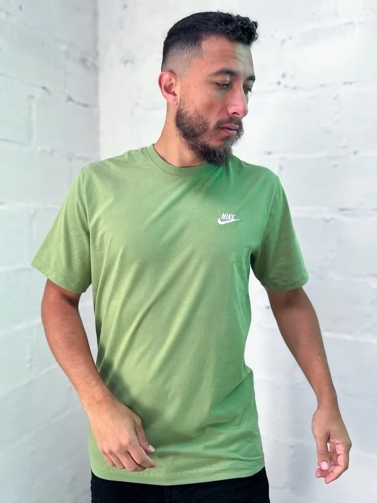 Camiseta Nike Básica Tee Bordado verde