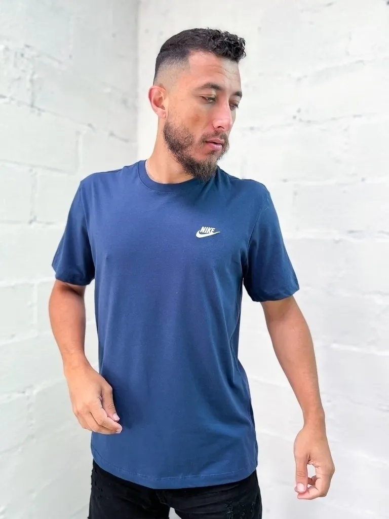 Camiseta Nike Básica Tee Bordado azul marinho
