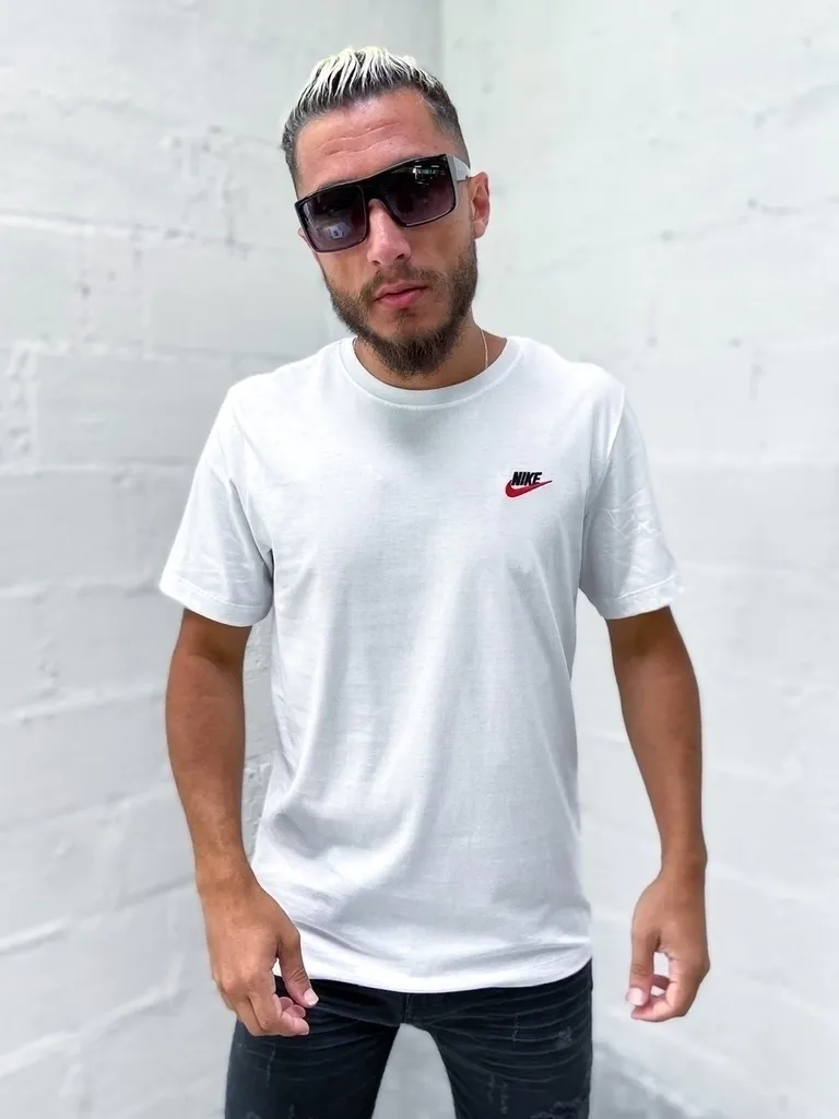 Camiseta Nike Básica Tee Bordado branco