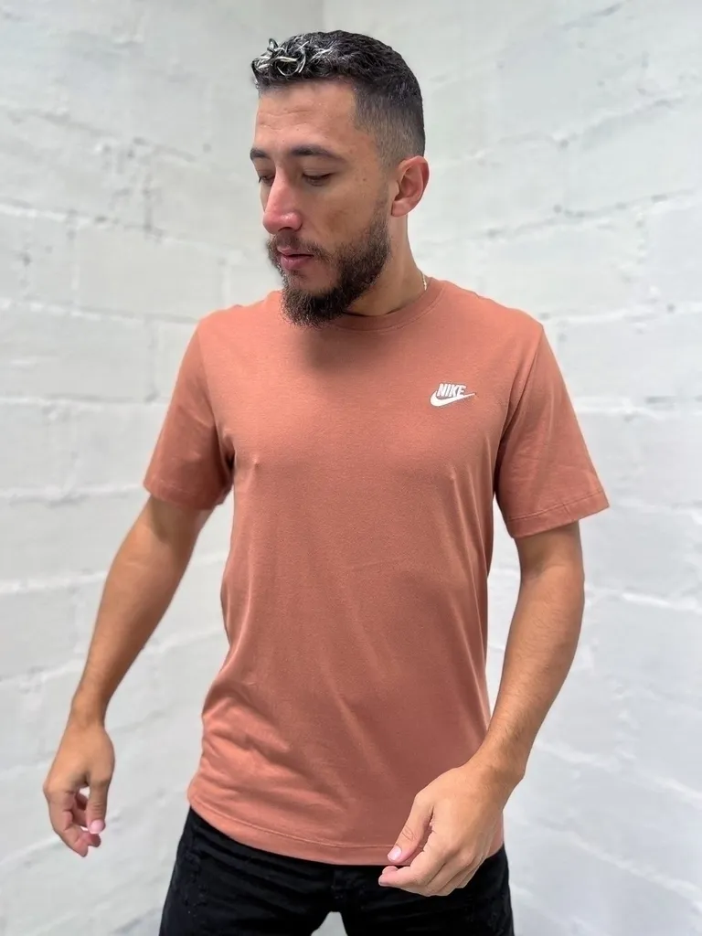 Camiseta Nike Básica Tee Bordado marrom