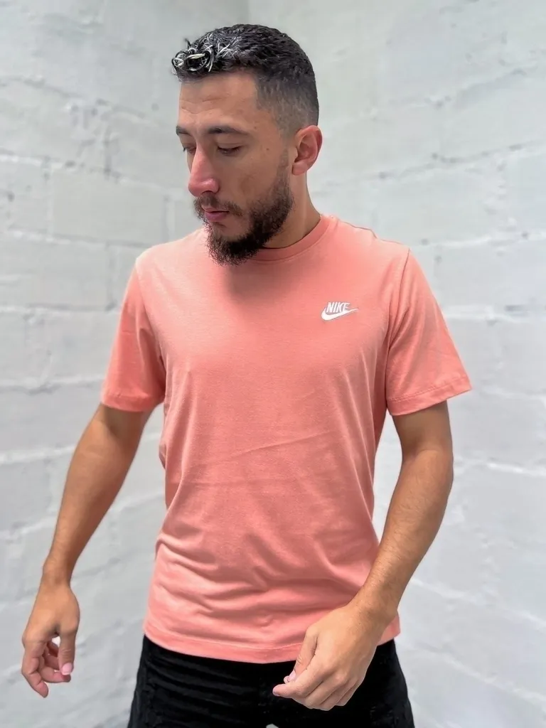 Camiseta Nike Básica Tee Bordado salmao