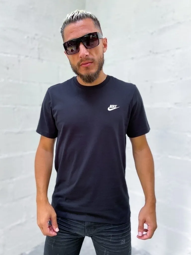 Camiseta Nike Básica Tee Bordado preto