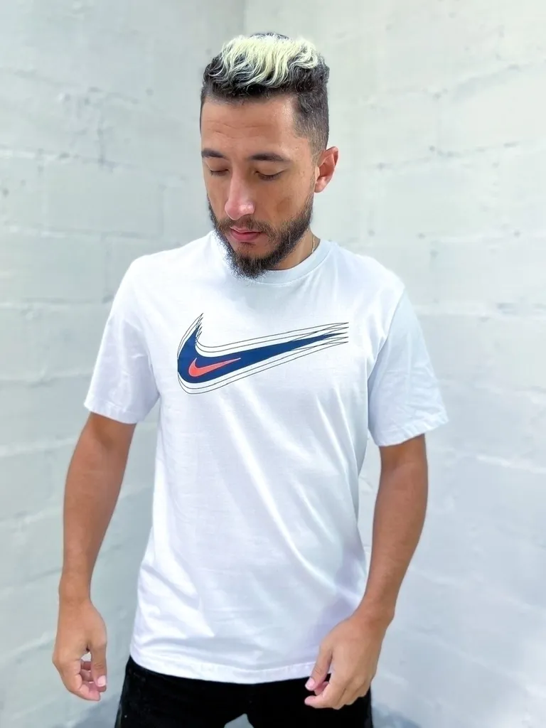 Camiseta Nike Branca Logo Marinho Month
