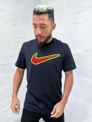 Camiseta Nike Logo Lego Preta