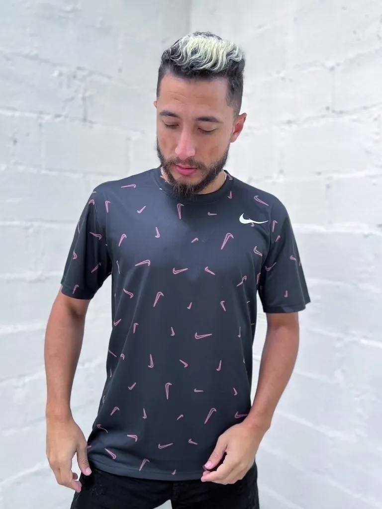 Camiseta Nike Logomania Preta