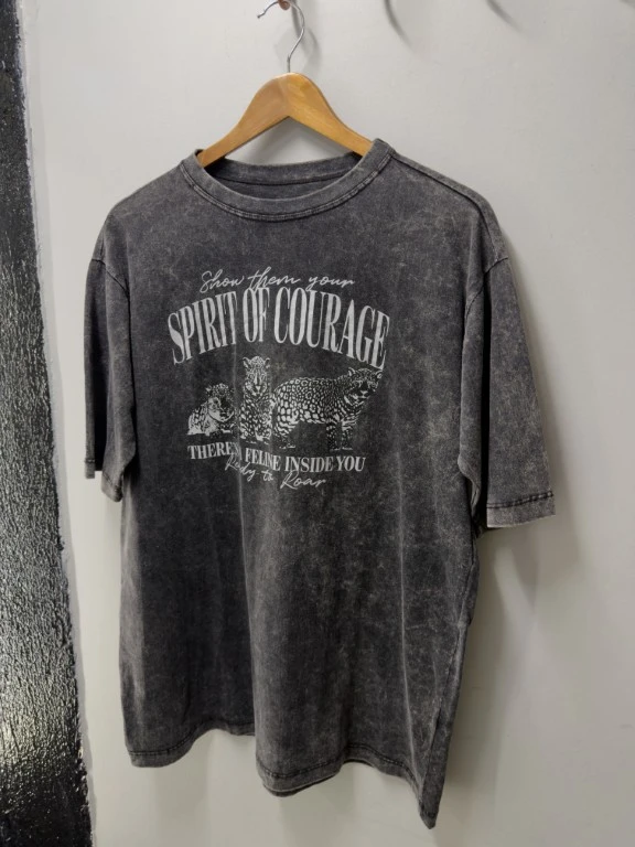 T-Shirt Spirit Of Courage Preta Estonada