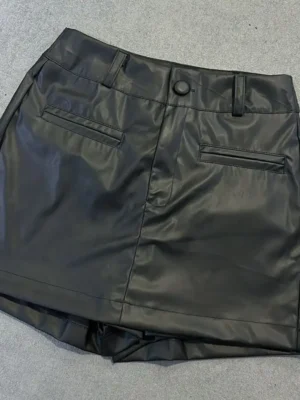 Short Saia Corino com Bolso Fake Preto