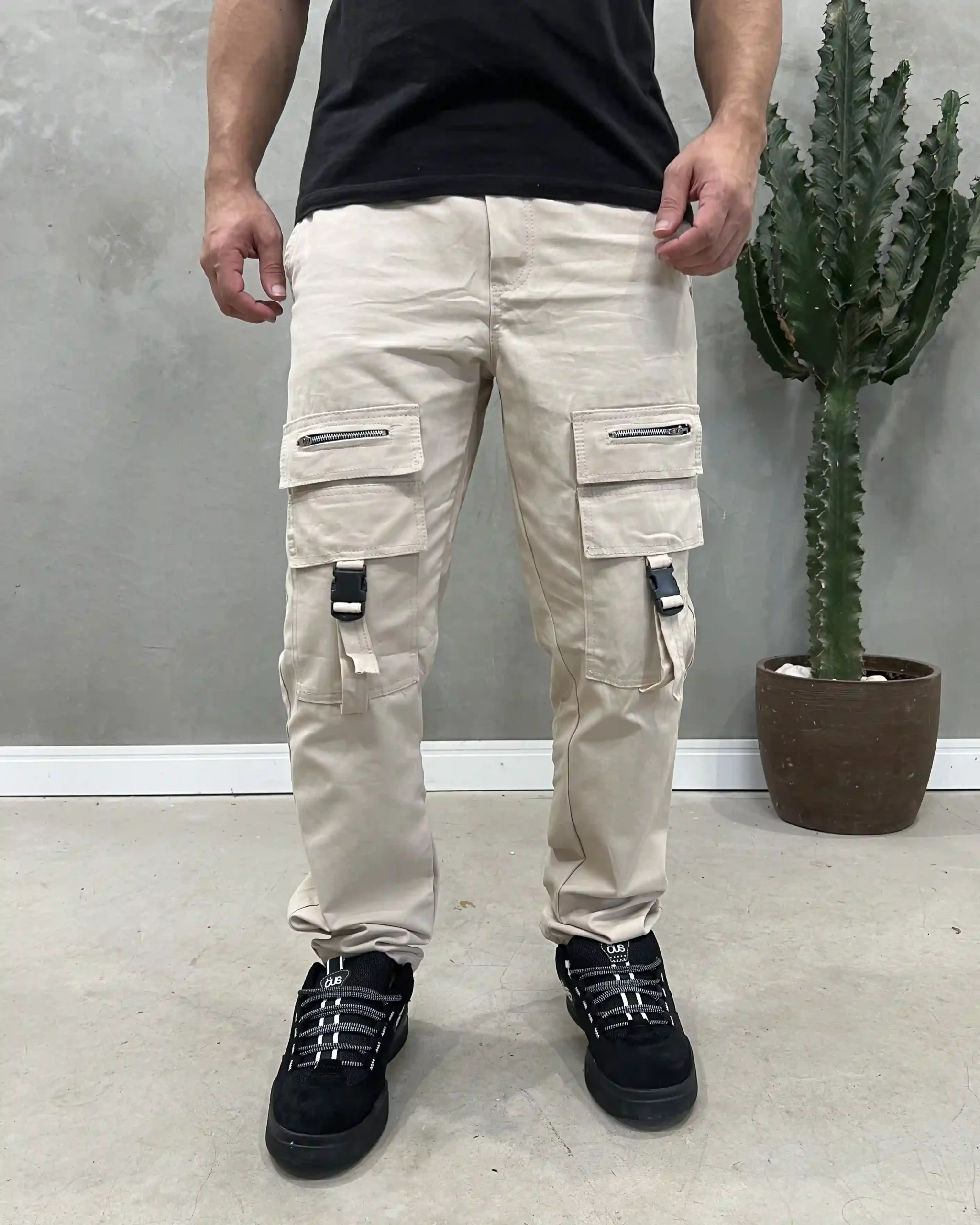 Calça Street Bolso e Fechos Frontais