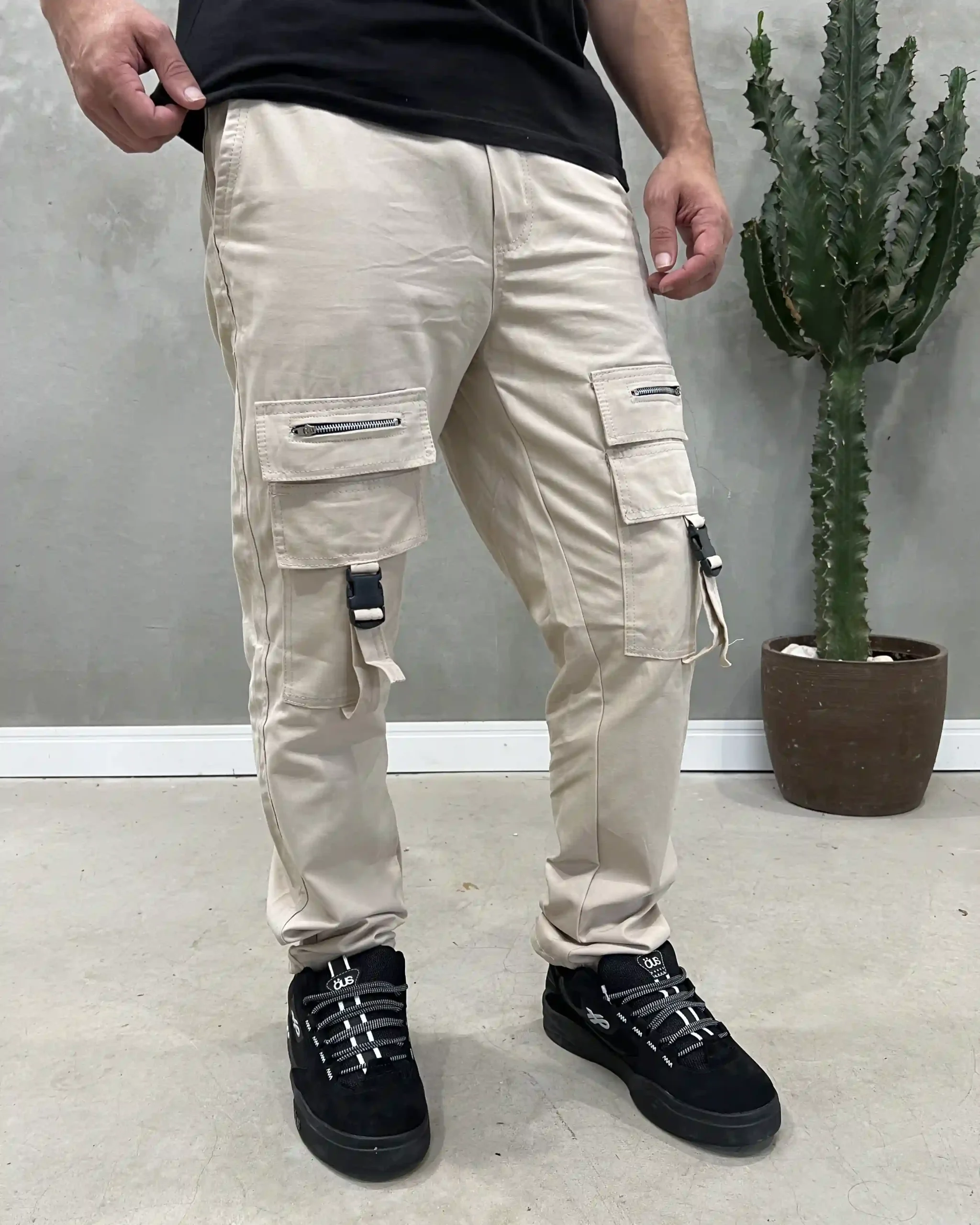 Calça Street Bolso e Fechos Frontais