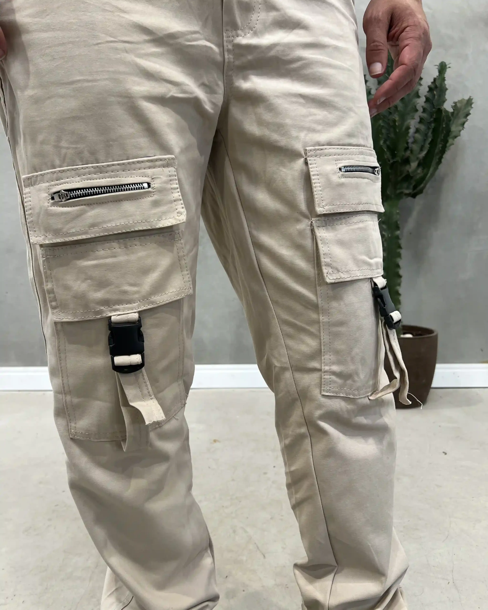 Calça Street Bolso e Fechos Frontais