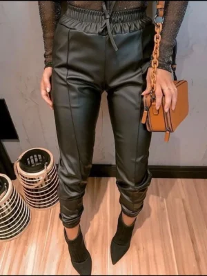 Calça jogger Corino Feminina Preta
